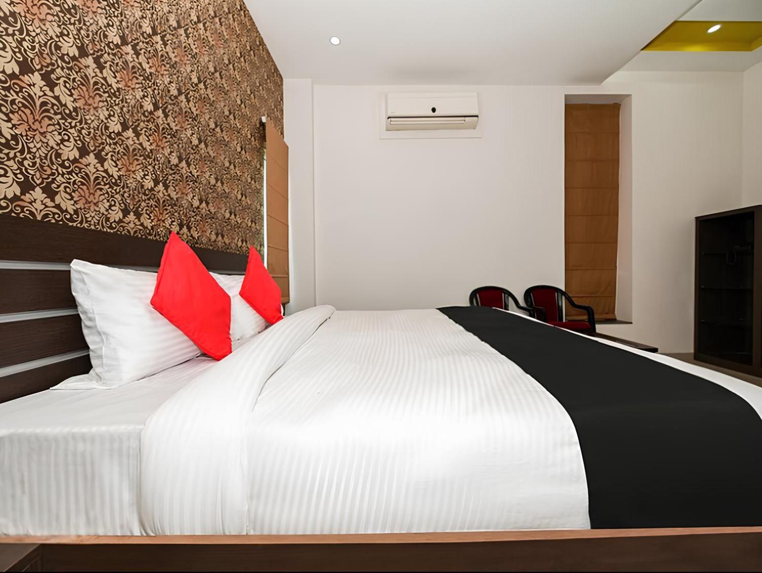 Club 7 Resort And Banquets Барели Экстерьер фото