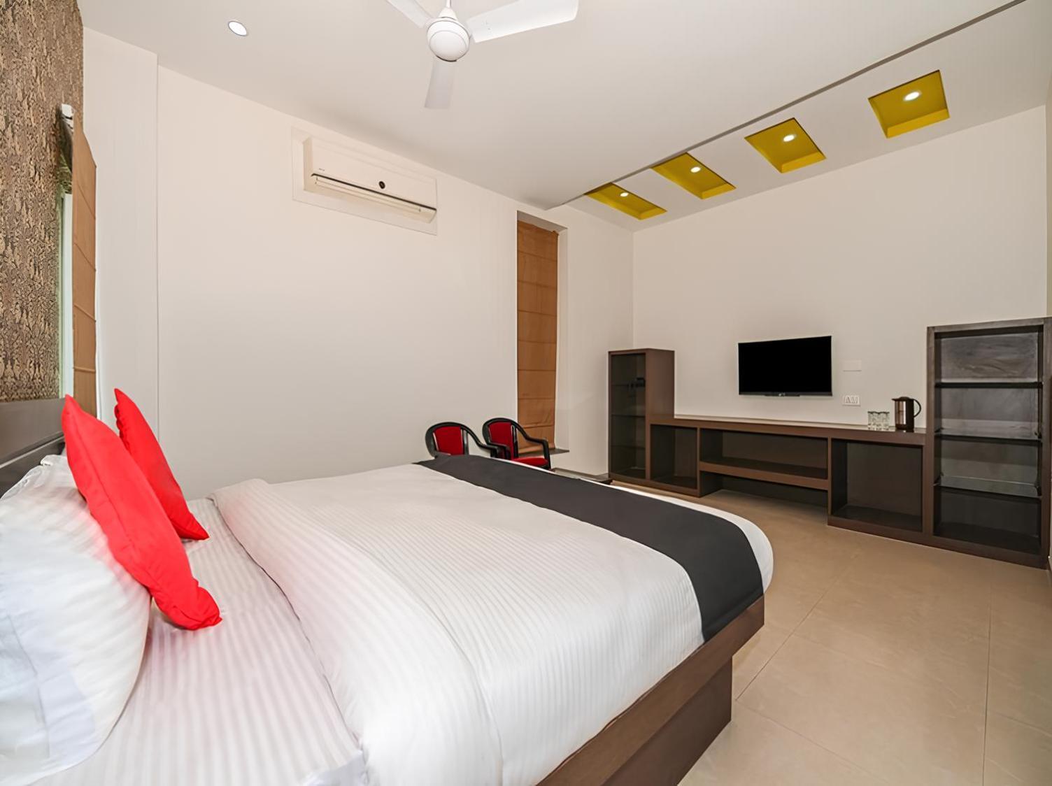 Club 7 Resort And Banquets Барели Экстерьер фото